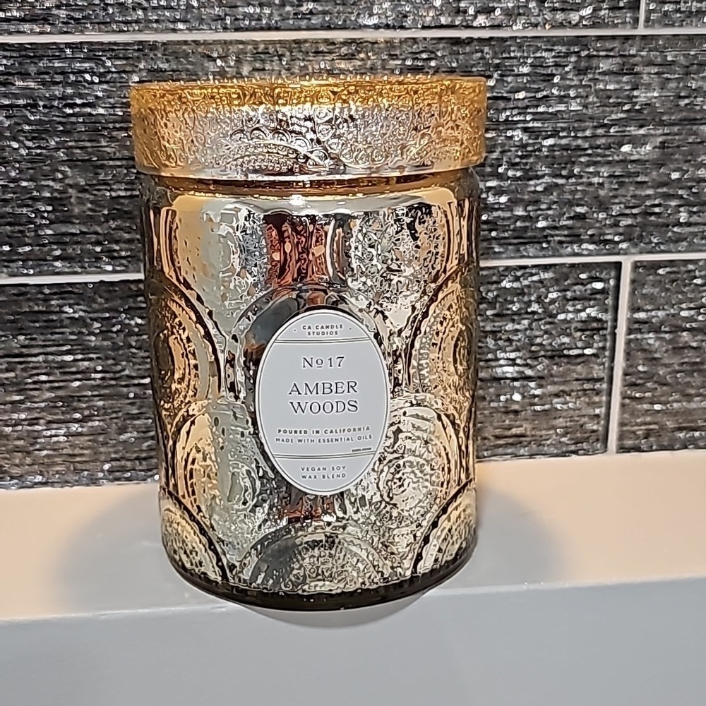 NEW SPRING VIRAL Leoben Co "No 17 Amber Woods" Candle - 18oz - Never Used